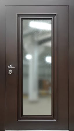Остекленная дверь с багетным оформлением