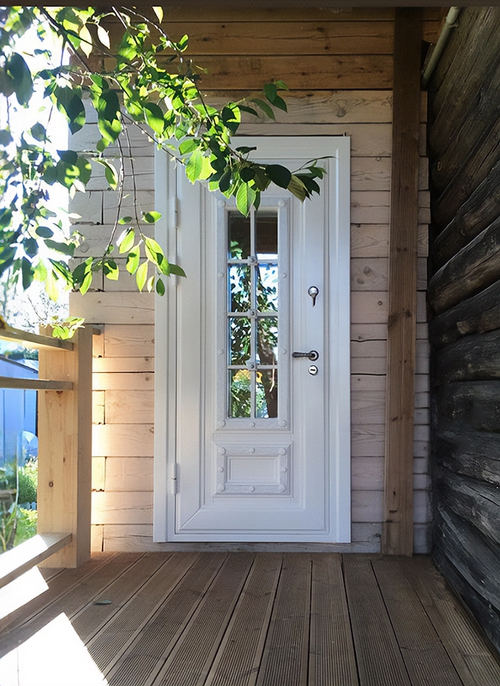 Белая дверь в частном доме