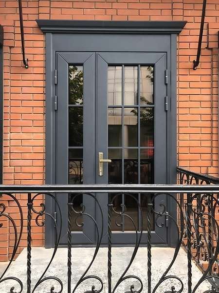 Дверь с большим стеклом
