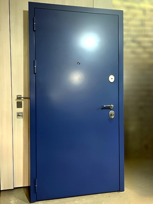 Изготовленная синяя дверь