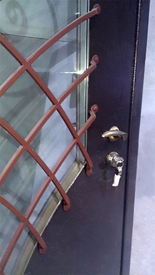 Кованые узоры на двери