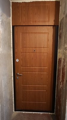 Дверь в квартиру с отделкой МДФ и верхней вставкой