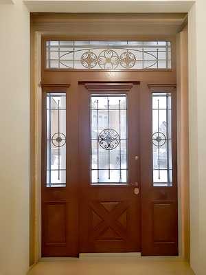 Остекленная парадная дверь с МДФ шпон