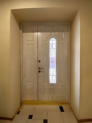 Парадная дверь с карнизом, решеткой и стеклом